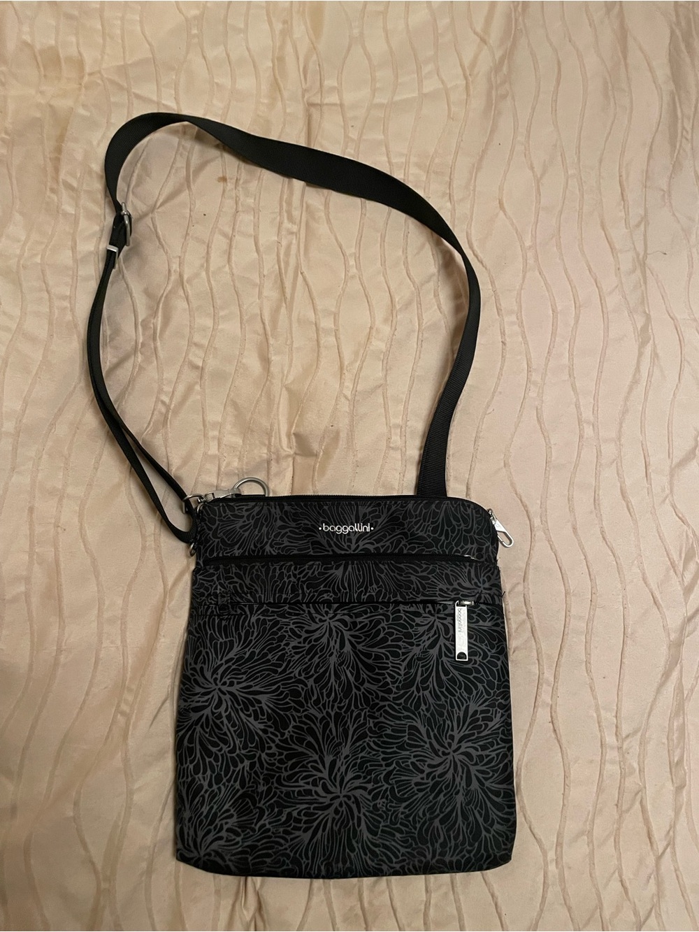 Baggallini crossbody anti-theft bag